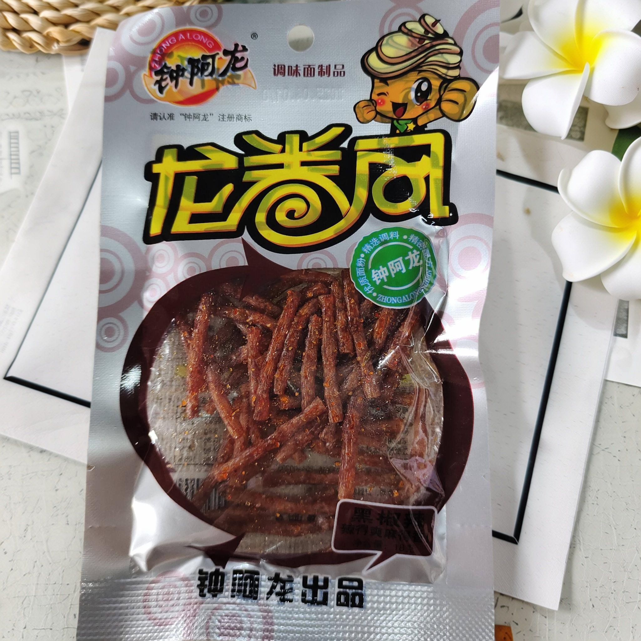 钟阿龙龙卷风麻辣条18g鲜香辣丝老式辣条追剧校园零食小吃,零食/坚果/特产,面筋制品,淘宝优惠券,粉丝福利购,淘宝优惠卷
