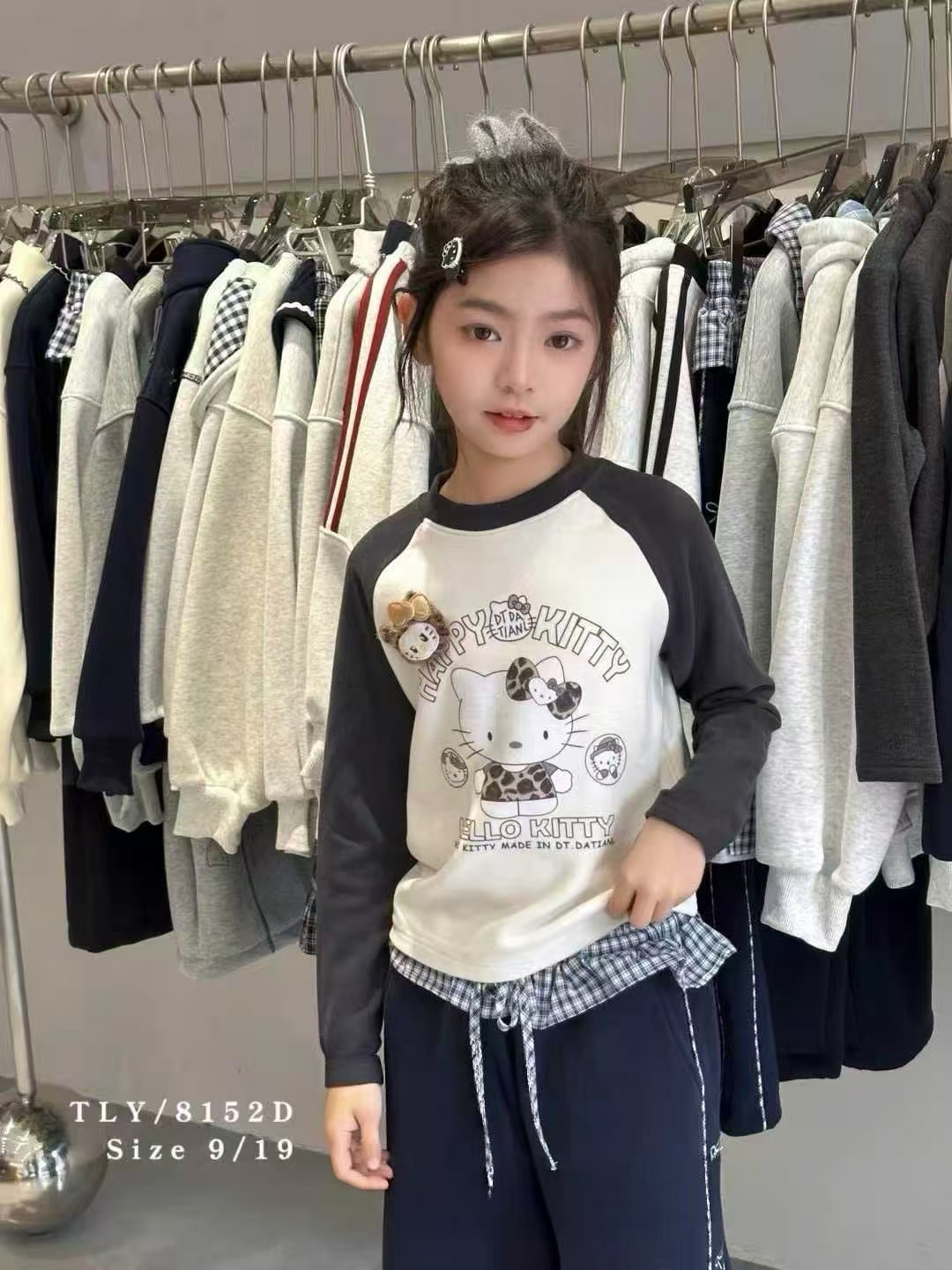 童乐鱼2025冬新款韩版中大女童慕斯羊绒KT猫T恤拼色短款打底上衣