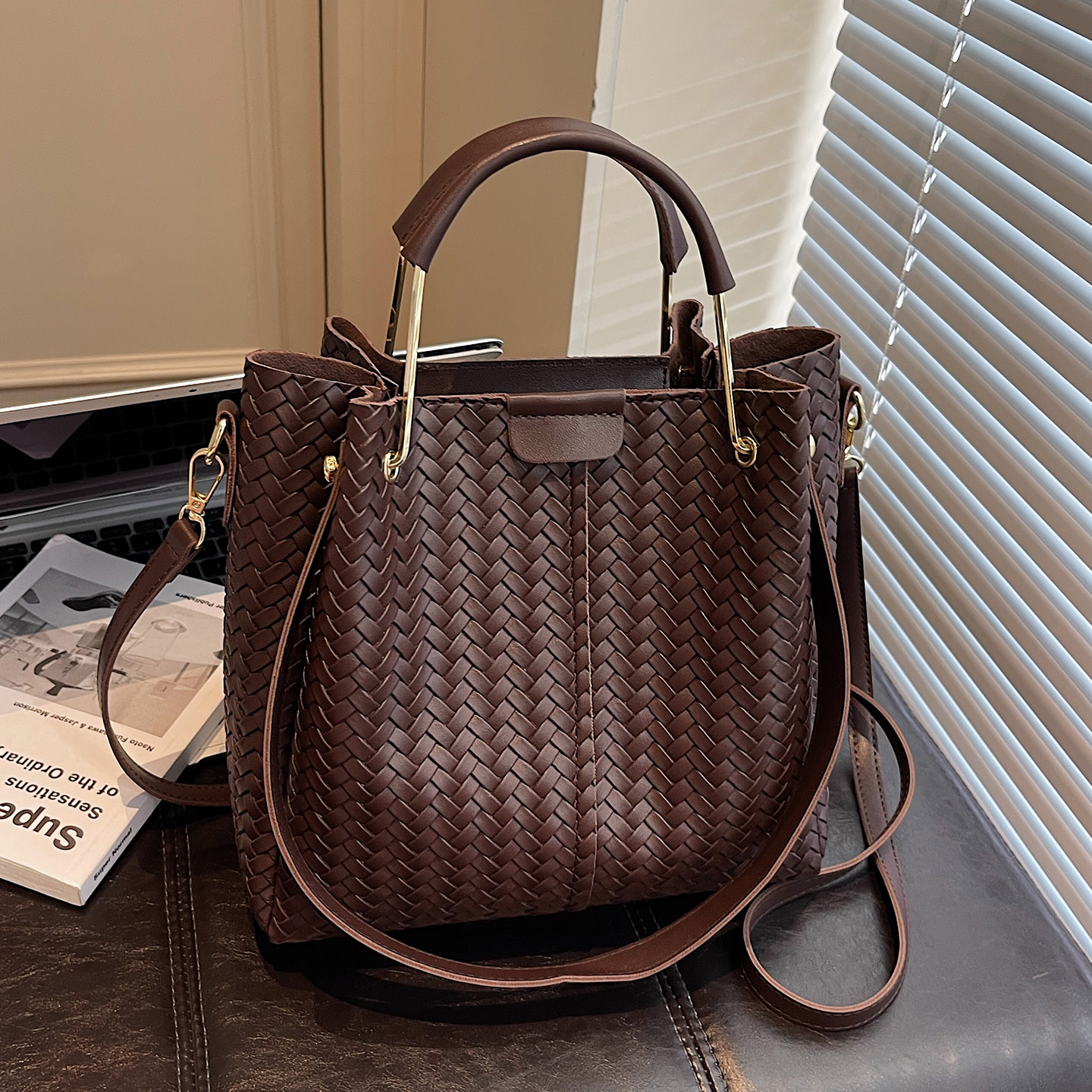 秋冬复古编织手提包包女2025新款潮韩版百搭水桶包单肩斜挎托特包