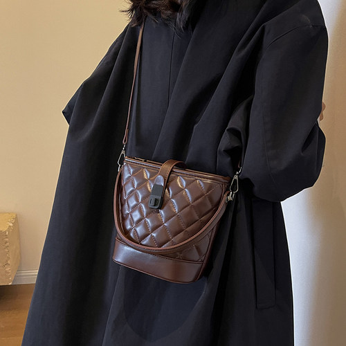 秋冬洋气的菱格水桶包百搭斜挎包