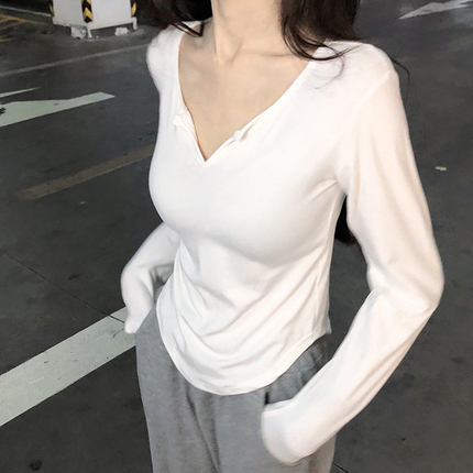 White V-neck slim-fit pure and alluring T-shirt for women, spring and summer, design-oriented long-sleeved cropped top.