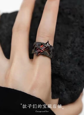 暗黑系复古红宝石戒指霸气朋克风小众情侣指环肌理感金属食指戒潮