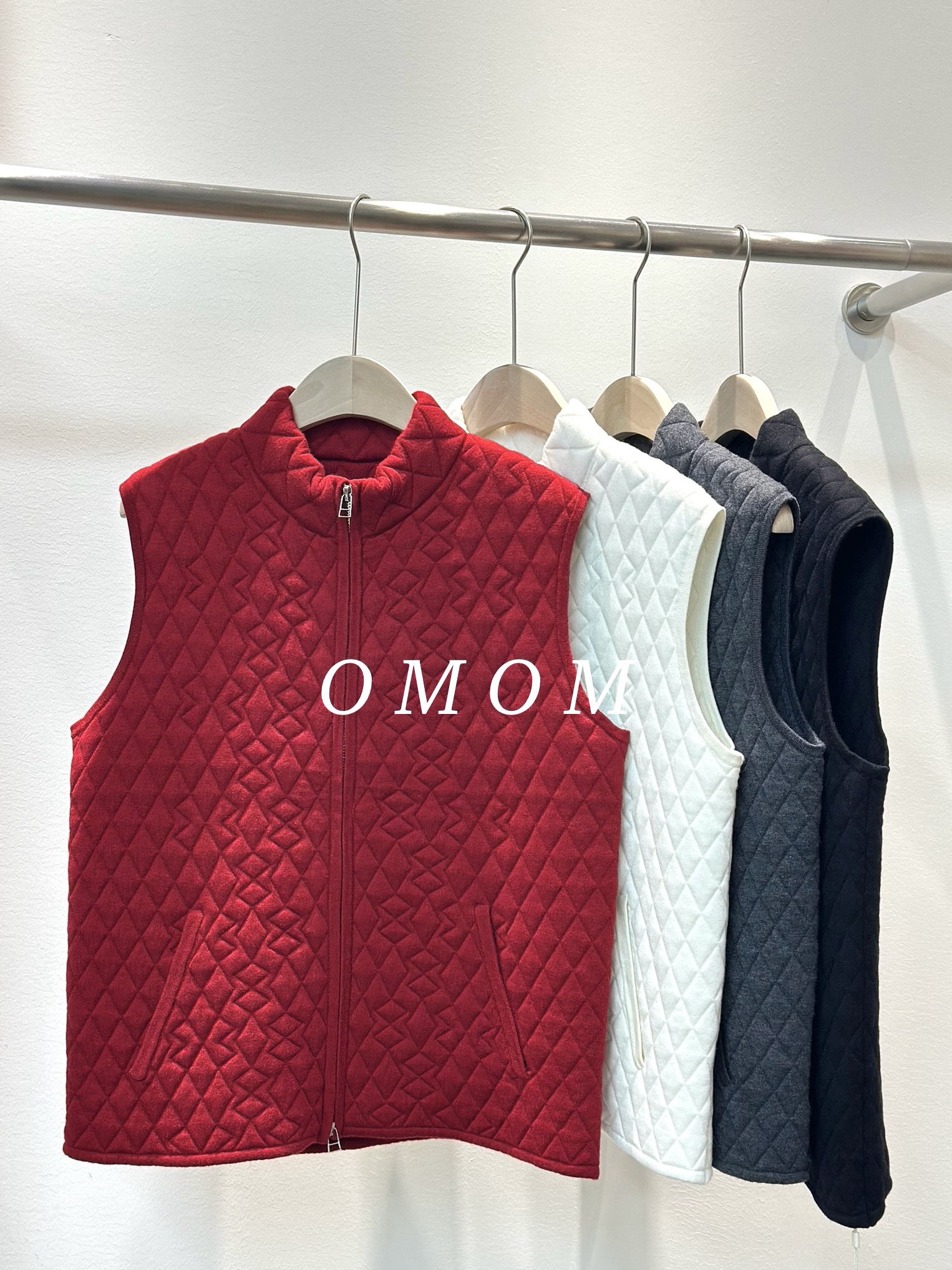 OMOM-2024新款菱形格夹棉立领拉链羊毛马甲柔软亲肤坎肩背心外套