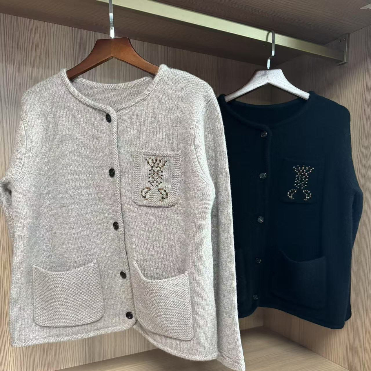 OMOM-新款早秋女装 老钱风编织提花口袋锁边山羊绒开衫外套花边领