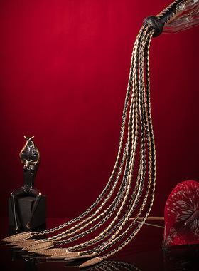 高端真皮九尾马鞭子皮鞭散鞭cosplay道具金色挂件真皮柳叶鞭家用