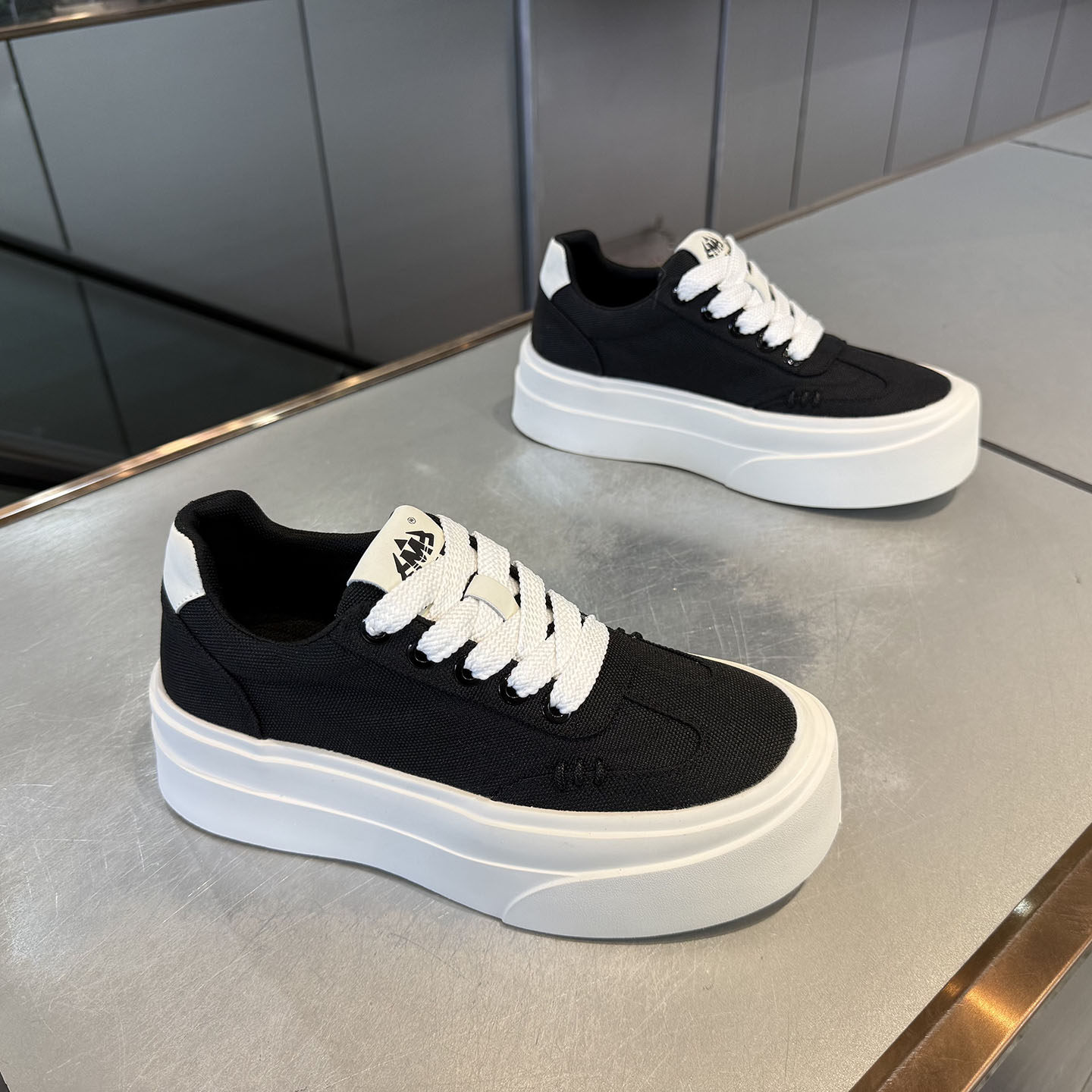 男鞋2026春季新款舒适休闲鞋青年防滑运动鞋户外透气潮流帆布鞋子