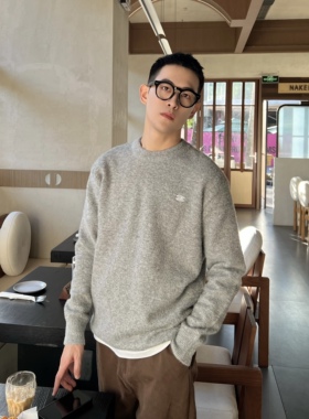 王几又 秋冬纯色刺绣圆领水貂毛毛衣男士韩版休闲宽松针织衫上衣