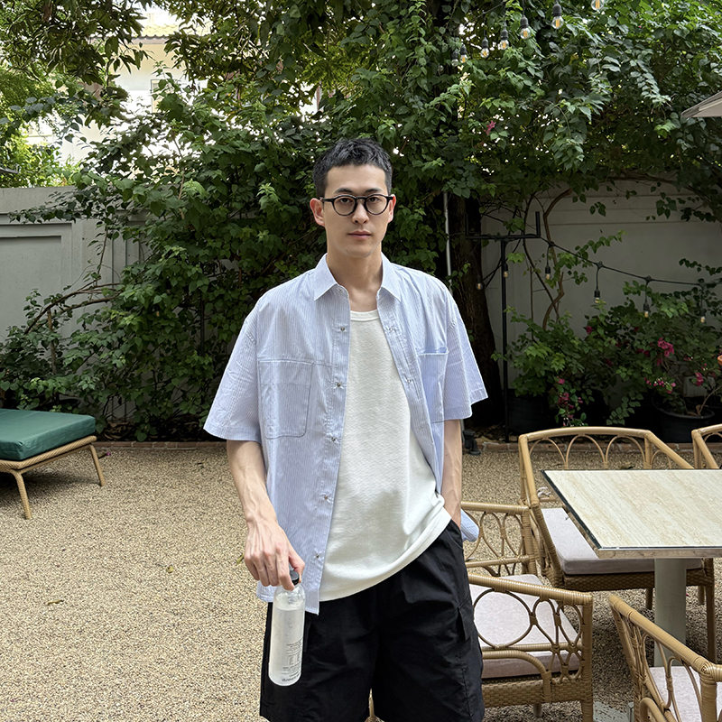 王几又浅灰色条纹短袖衬衫