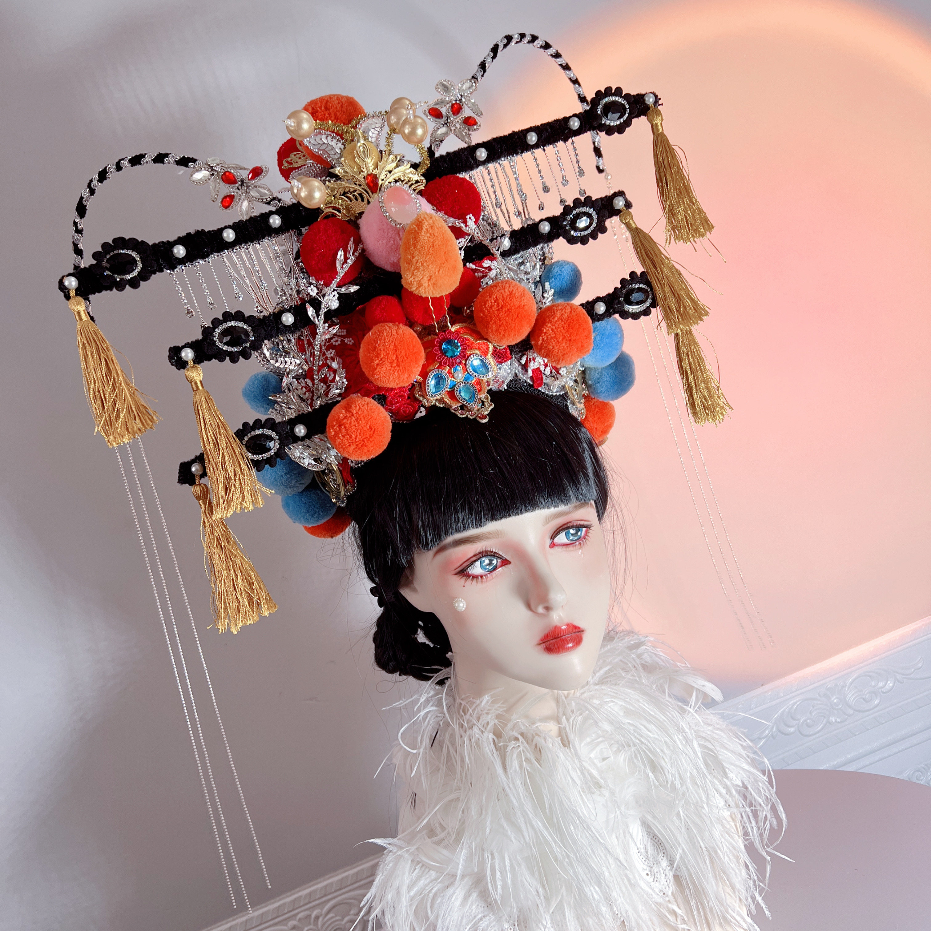 新国风头饰演出走秀 创意展示戏曲风京剧头饰国潮发饰