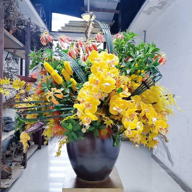 蝴蝶兰兜兰马醉木组合花艺陶瓷瓶