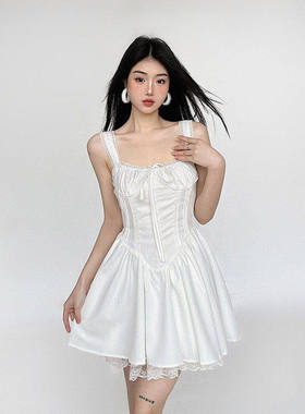 FUNOFF  初恋#法式气质褶皱白色蕾丝拼接吊带连衣裙黑色收腰裙子