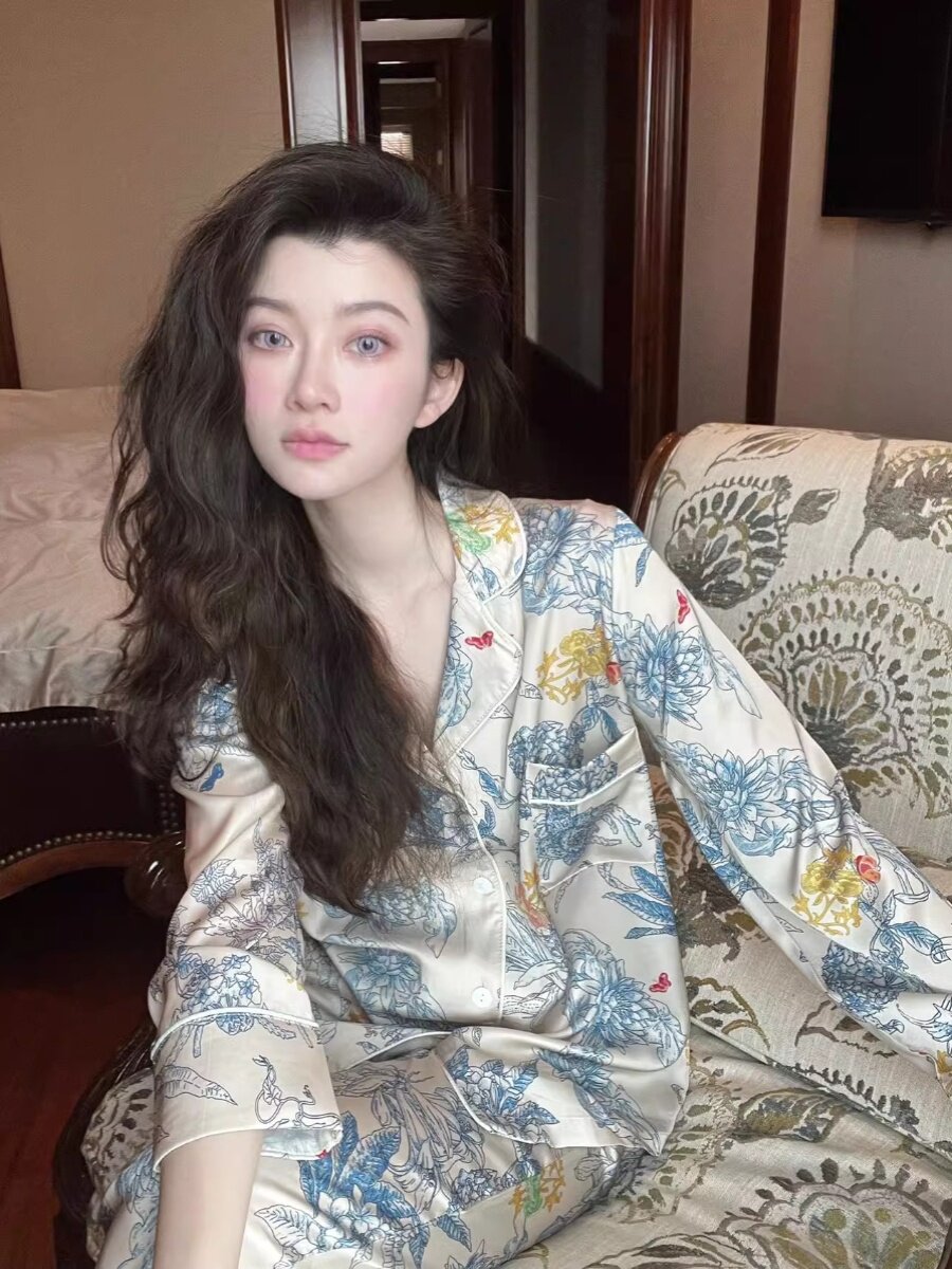 여성을위한 프랑스 하이 엔드 복고풍 인쇄 잠옷 여름 스타일 얼음 실크 2024 새로운 인터넷 연예인 스타일 긴팔 홈 슈트