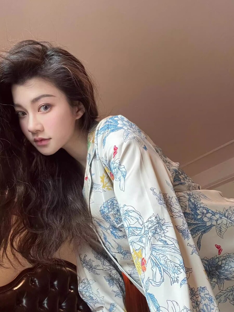 여성을위한 프랑스 하이 엔드 복고풍 인쇄 잠옷 여름 스타일 얼음 실크 2024 새로운 인터넷 연예인 스타일 긴팔 홈 슈트