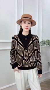 中年妈妈装秋冬新款时尚圆领长袖宽松显瘦减龄撞色条纹针织打底衫