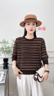 中年妈妈装秋冬新款时尚圆领长袖宽松显瘦减龄条纹针织衫打底上衣