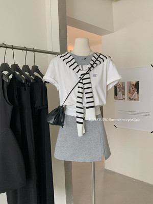 【Y.JIA 伊嘉】减龄假两件剌绣短袖T恤+高腰开衩显瘦裙裤6001-5