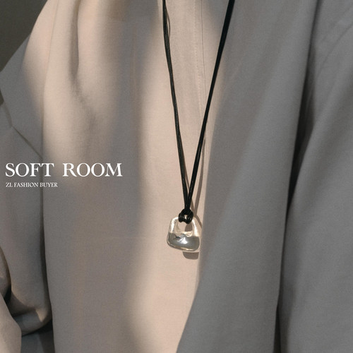 现货SOFT ROOM银丝刺绣肌理锁包吊坠长项链配饰高级感女小众设计