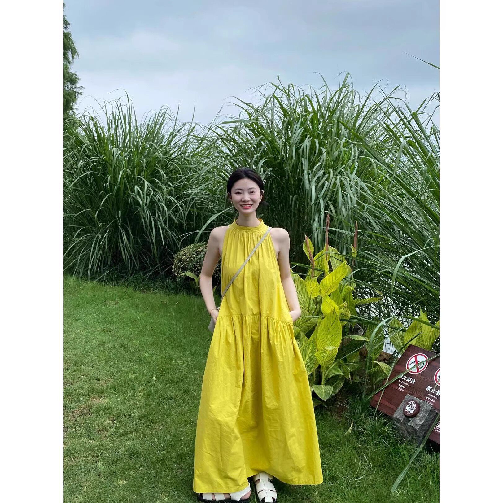 茶歇法式黄色挂脖露肩连衣裙女夏季新款时尚气质宽松长裙女装