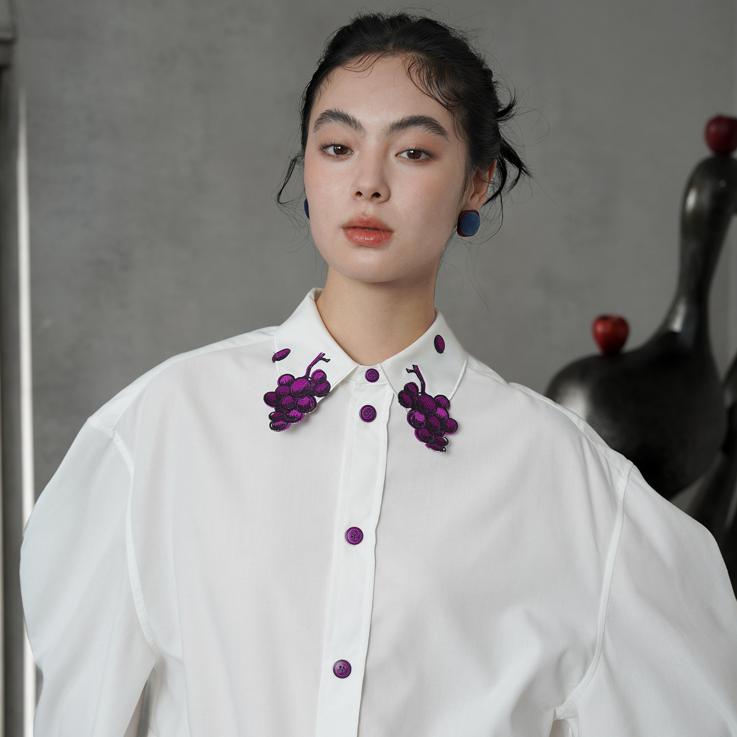 咖沫原创2026春夏复古葡萄紫刺绣衬衫女白色翻领长袖设计感上衣