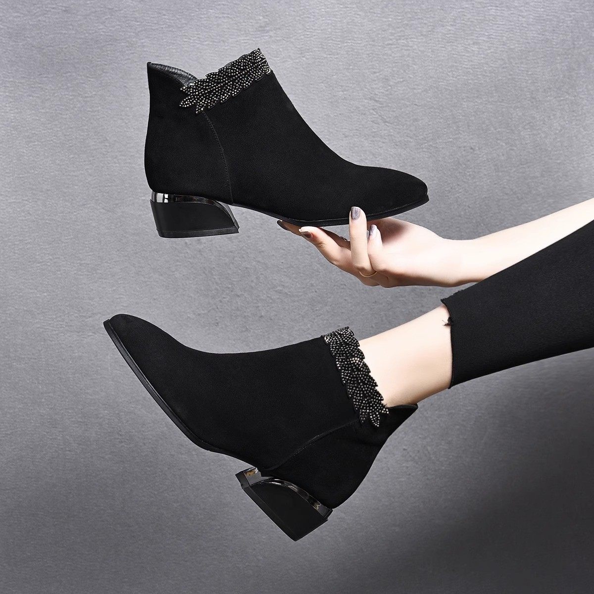 大东熊真皮低跟短靴女2025秋冬新款粗跟圆头磨砂皮单靴马丁靴加绒