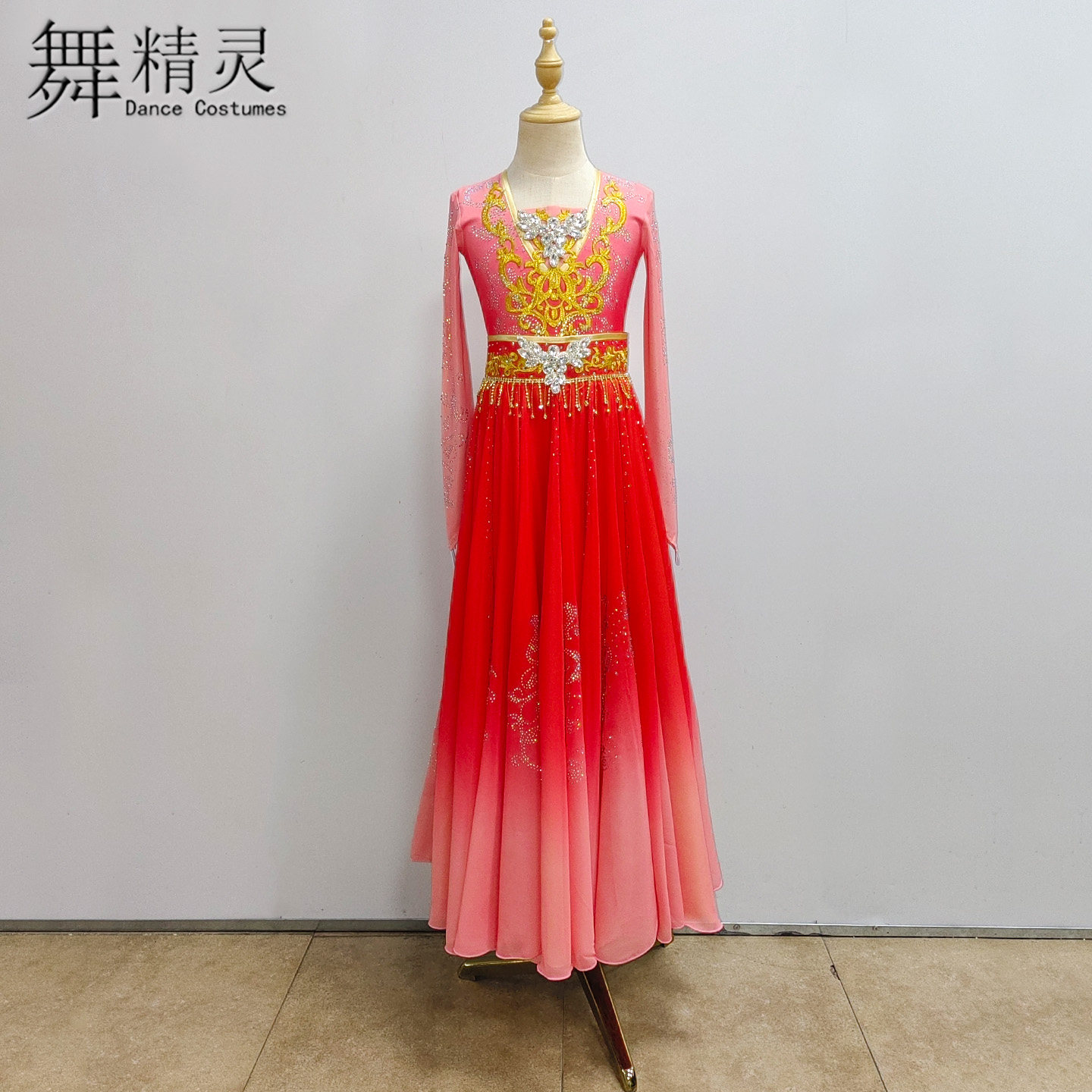 新疆维族绽放舞蹈服飘逸大摆裙女