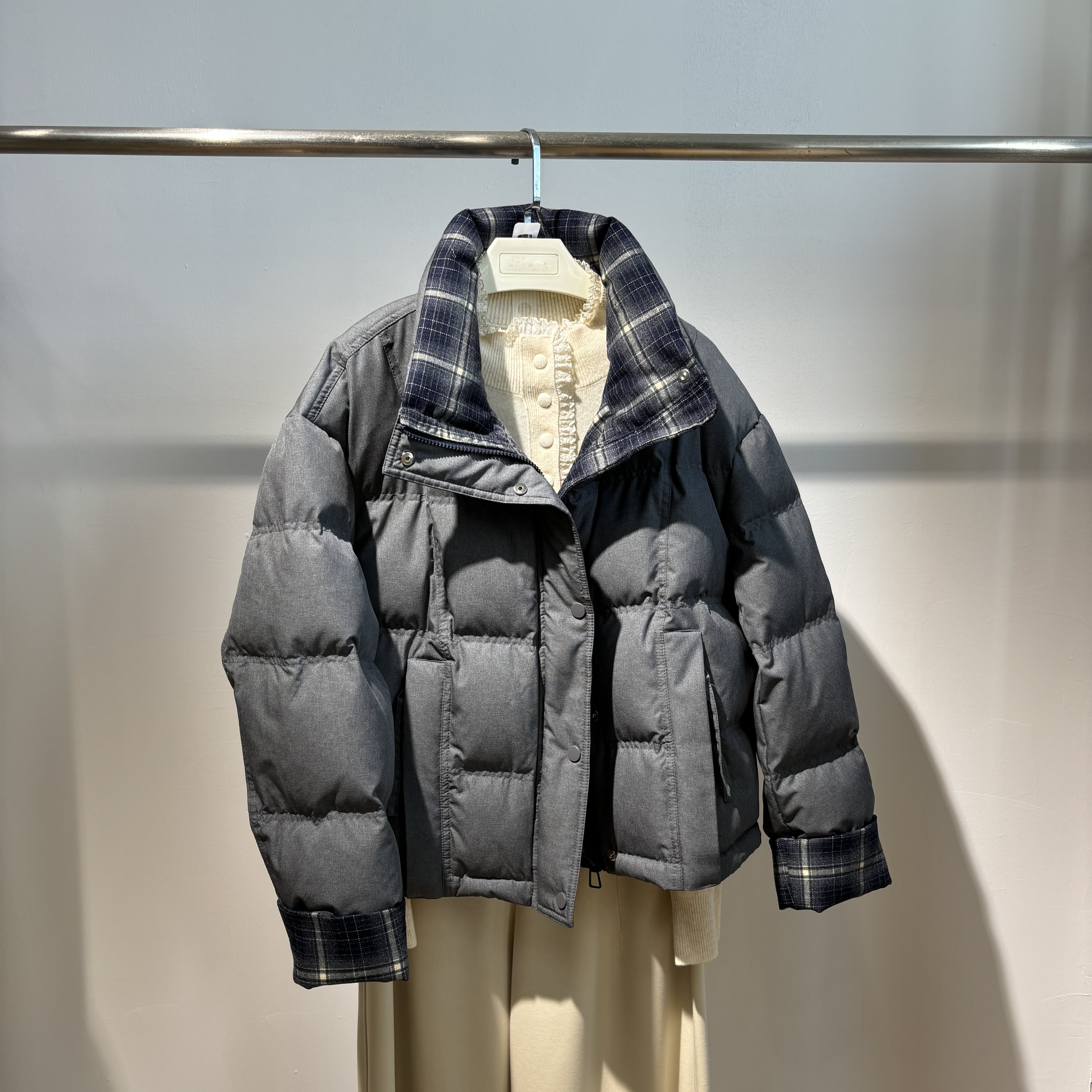 2025冬季女士休闲时尚撞色灰色短款羽绒服上衣外套
