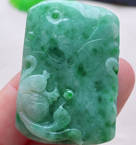 底子细腻 水润飘绿手工巧雕老坑种A货翡翠 连年有鱼挂件带证书