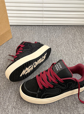 黑红色港风情侣鞋子男2025冬季新款厚底百搭女ins潮运动休闲板鞋