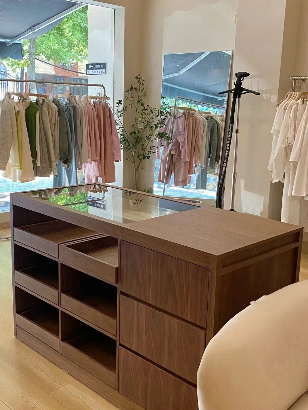 实木服装店中岛桌展示台玻璃岛台斗柜中岛柜储物柜摆件陈列展示桌