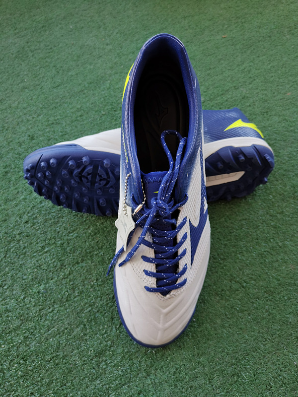 美津浓rebula袋鼠皮tf足球鞋