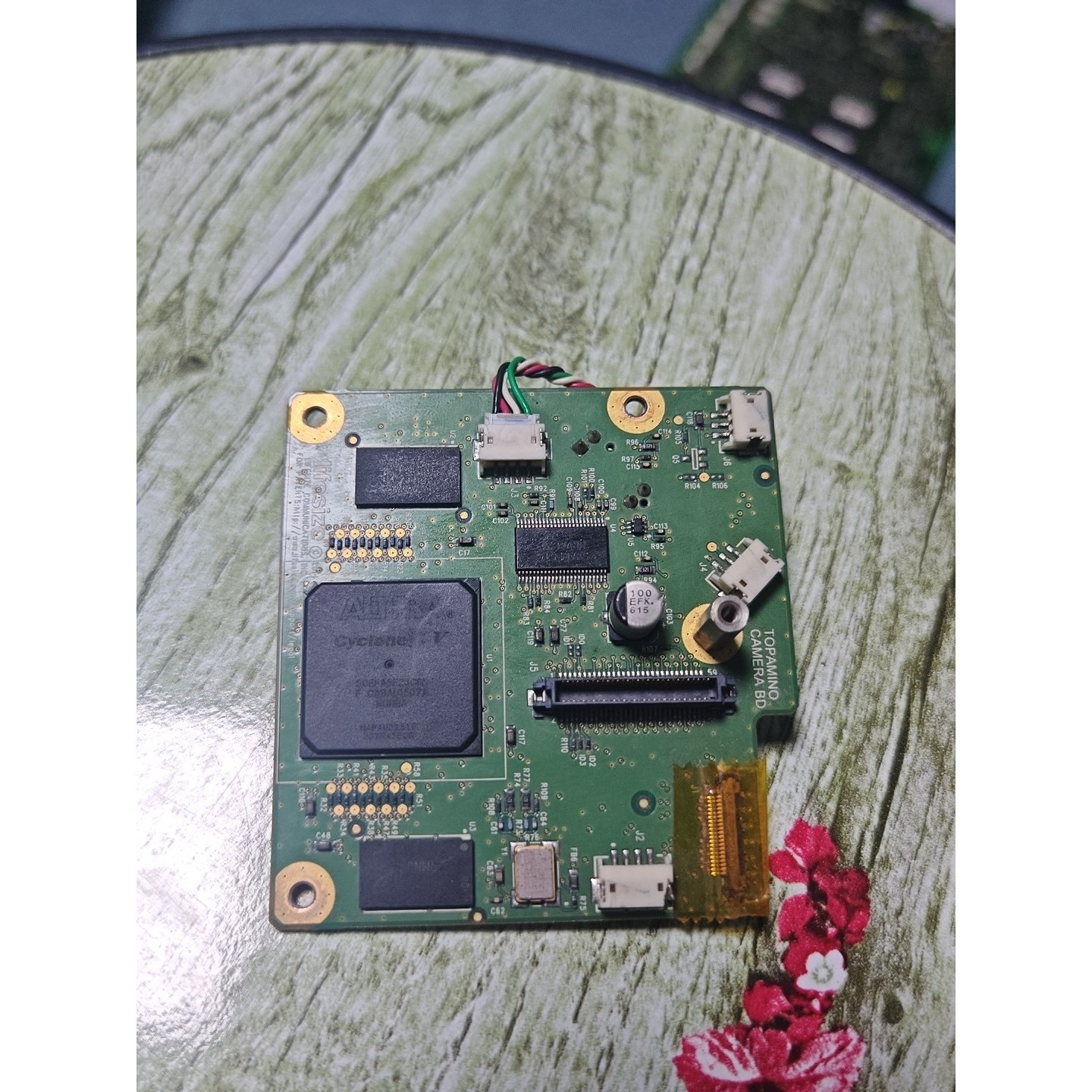 Cyclone V 芯片，型号是 5CEFA5F23C6N，议价产品