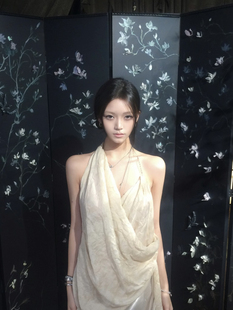 芷汀「浮光既白」提花链条不对称设计吊带上衣缎面鱼尾半身裙套装