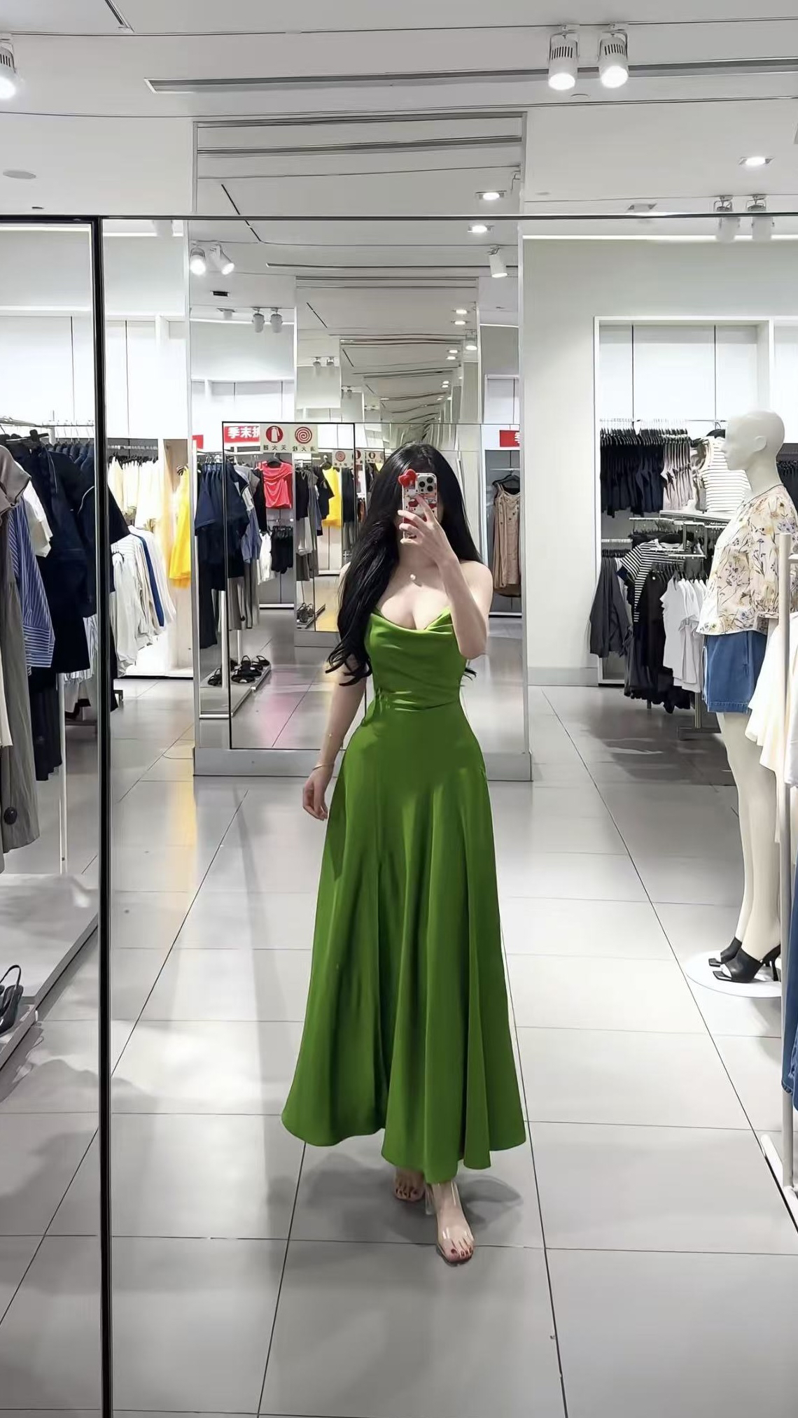 芷汀「赎罪」绿色荡领法式吊带连衣裙缎感设计开衩气质礼服裙