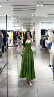 芷汀「赎罪」绿色荡领法式吊带连衣裙缎感设计开衩气质礼服裙