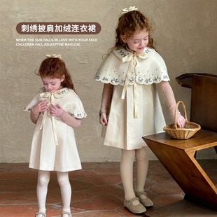 女童超好看高级感斗篷披肩呢子加绒连衣裙秋冬款2025新款裙子秋季