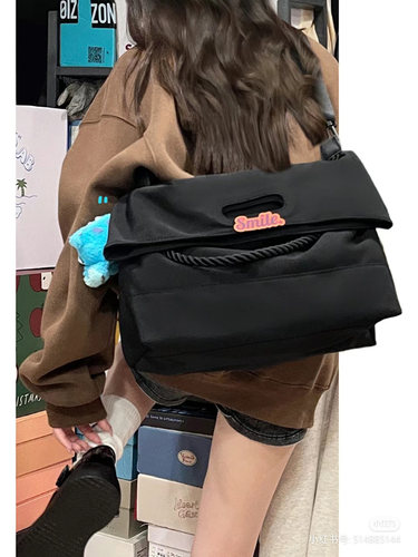 2025新款时尚宽带斜挎包邮差包女