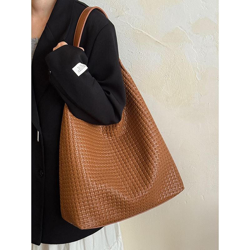 韩系复古编织纹托特包包女2025新款时尚水桶包大容量通勤单肩包