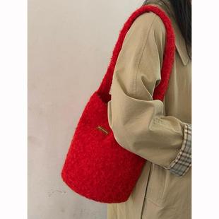 日系ins风毛绒绒可爱水桶包秋冬新款休闲大容量小众单肩斜挎包