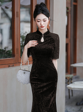 改良旗袍黑色连衣裙女鱼尾长款2026新款春夏丝绒水滴领年轻日常穿