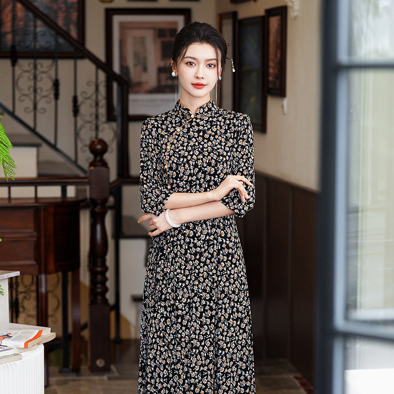 新中式改良旗袍女碎花印花日常可穿2025年新款秋冬中年妈妈连衣裙
