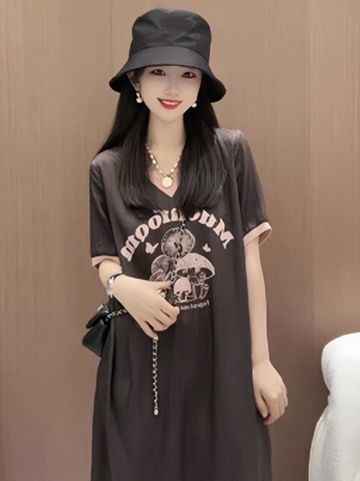 유럽 ??유명 브랜드 여성 캐주얼 스타일 디자인 브이넥 반팔 대비 문자 프린트 무릎 위 멋진 드레스