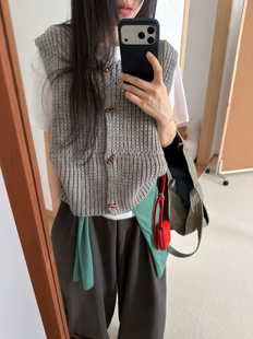 粗毛线圆领木扣开衫针织马甲女秋冬新款宽松叠穿毛衣背心坎肩上衣
