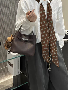 康泰娜荔枝纹牛皮女包2025新款复古水桶包原创轻奢时尚手提单肩包