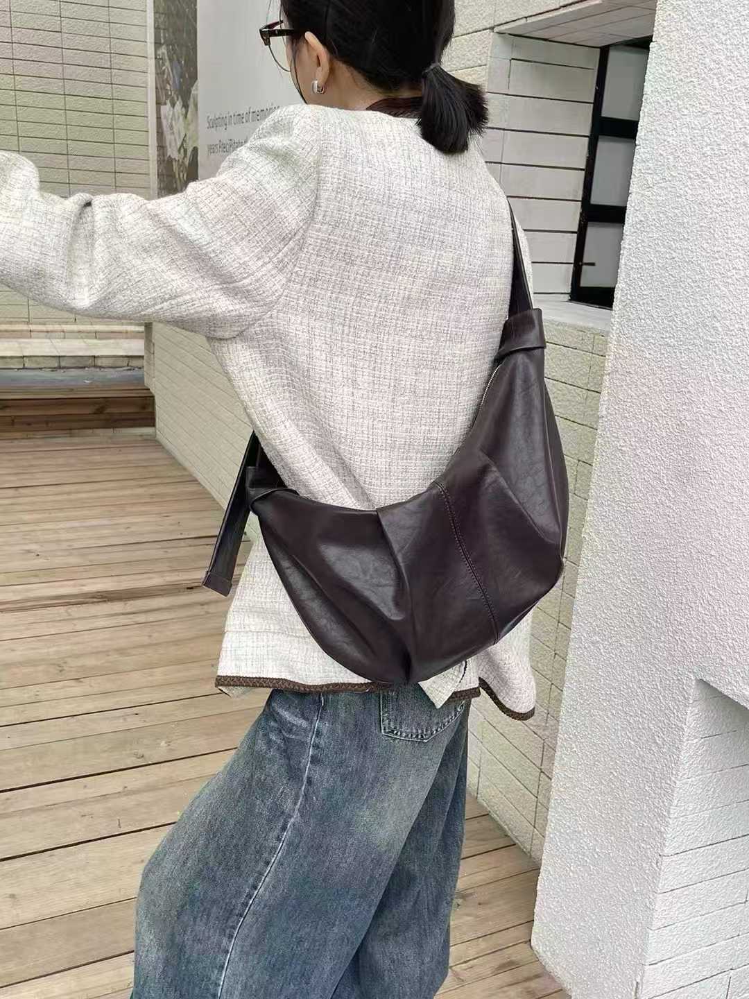 2025新款头层牛皮饺子包时尚百搭单肩斜挎包女大容量通勤托特包