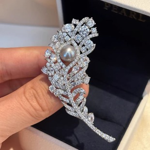 高档精工版闪钻天然淡水珍珠羽毛胸针大衣西装胸花别针女士礼物