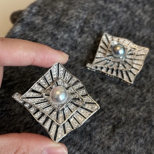 高档轻奢闪钻人造澳白银蓝伴彩珍珠胸针小众几何迷宫毛衣胸花别针