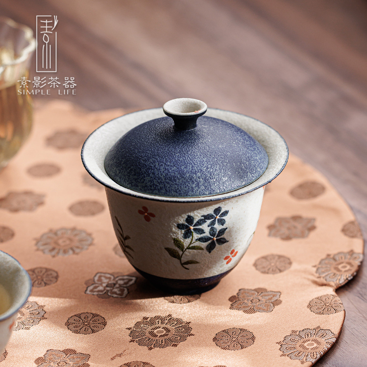 手绘粗陶精致碎花扶晚盖碗防烫家用新中式功夫茶具焦糖釉蓝色的花