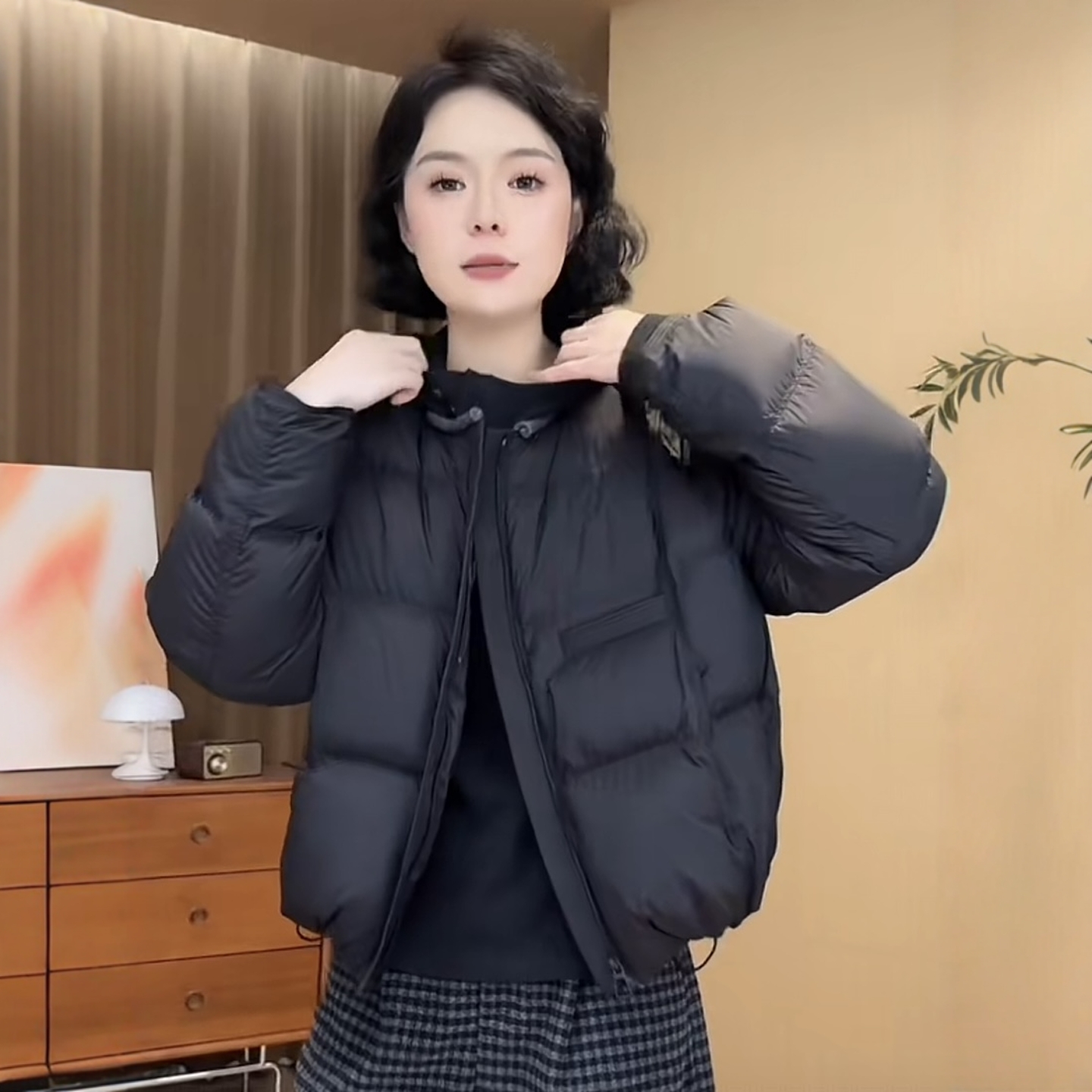 2025冬季圆领设计感时尚羽绒服