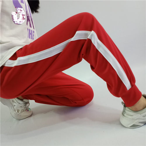 男女高中小学生一道白杠红色校裤