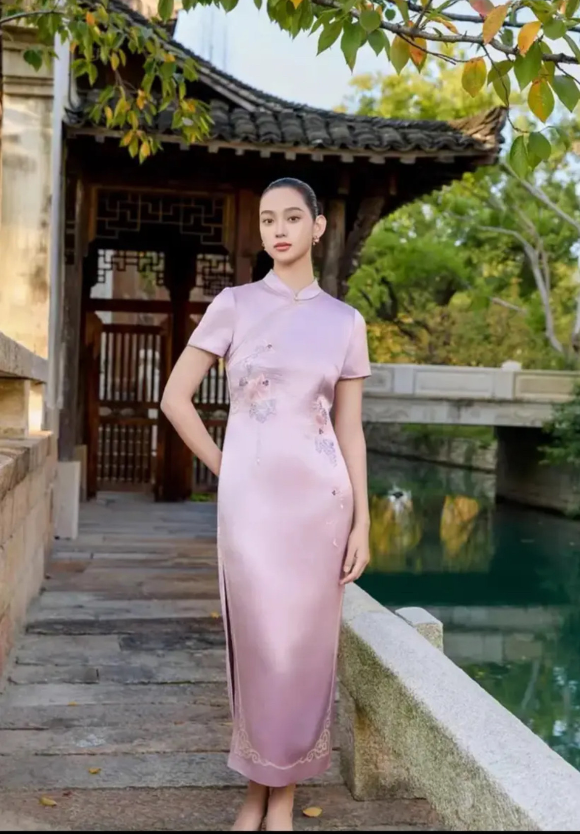 170073朱紫褕旗袍两侧开叉气质绣花新中式中长款礼服婚宴婚礼醋酸